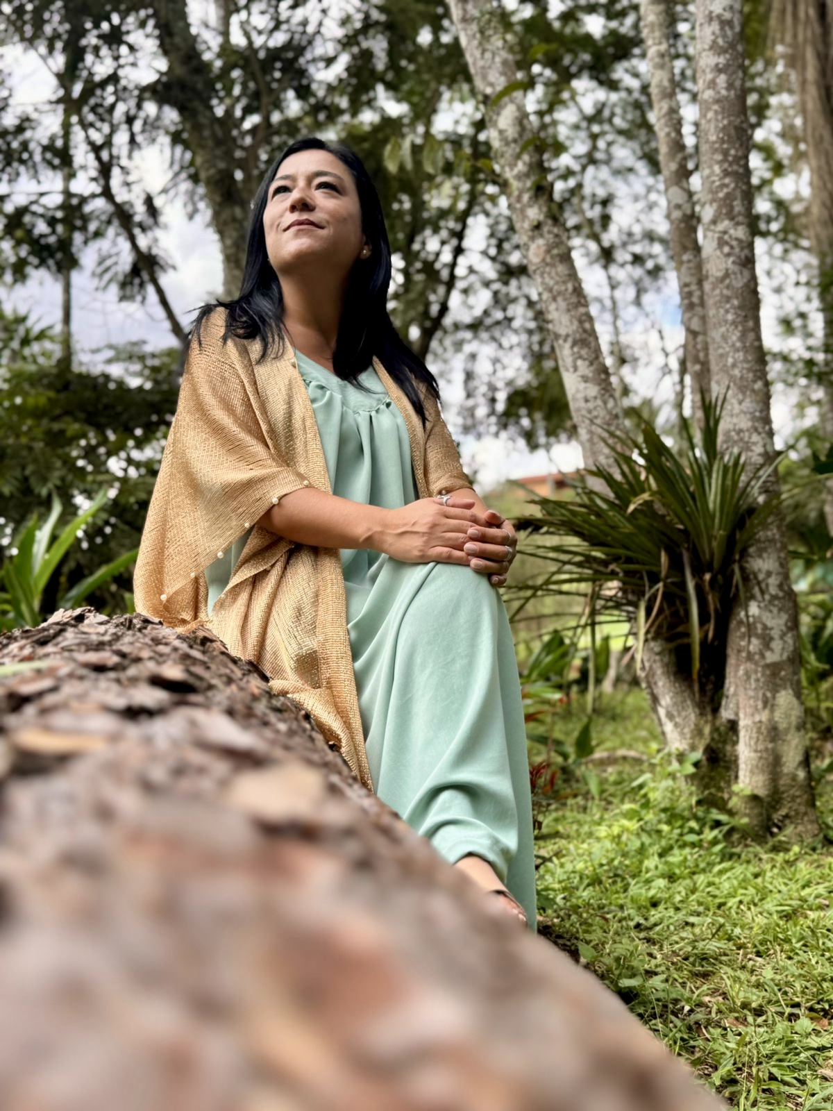 Elisà Freitas ao ar livre, em meio à natureza